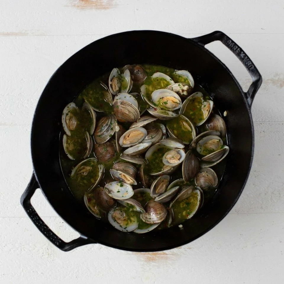 Lodge Blacklock Triple-Seasoned Cast Iron Dutch Oven, 5.2 L. 7 Lodge Blacklock Triple-Seasoned Cast Iron Dutch Oven, 5.2 L. - Image 5